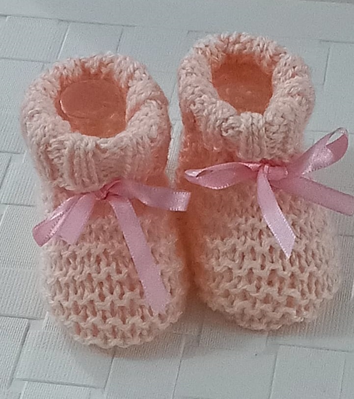Leia mais sobre o artigo Sapatinho de bebê em tricô à mão